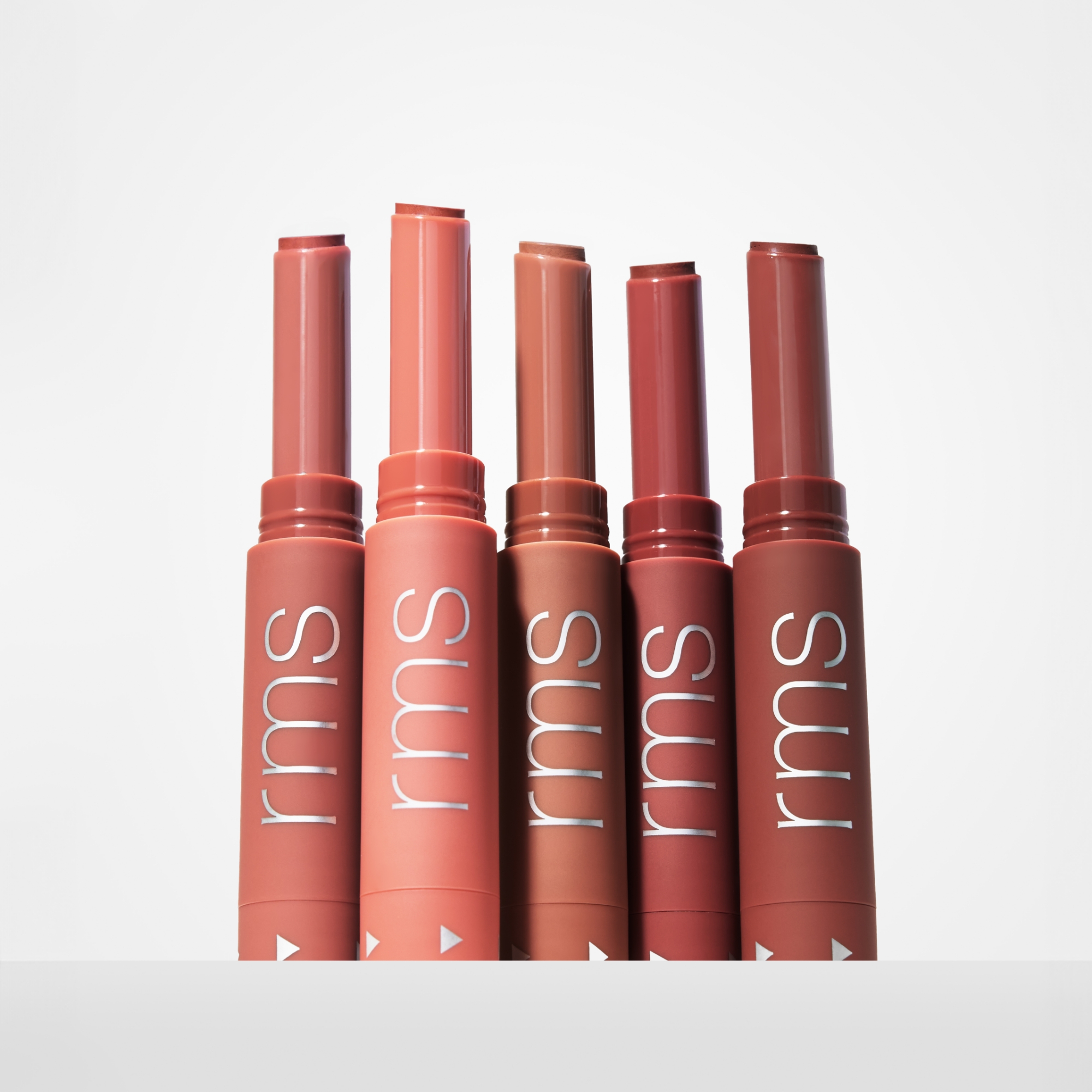 RMS Beauty Legendary Serum The Nudes – nude rtěnka na rtech
